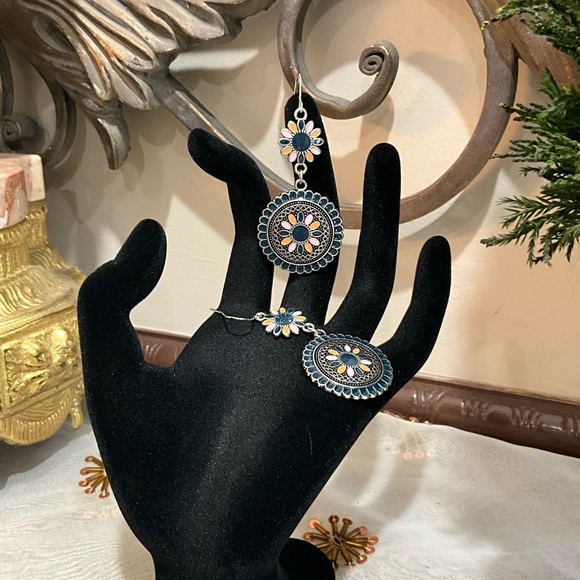 Elegant Floral Dangle Earrings - Picture 6 of 9